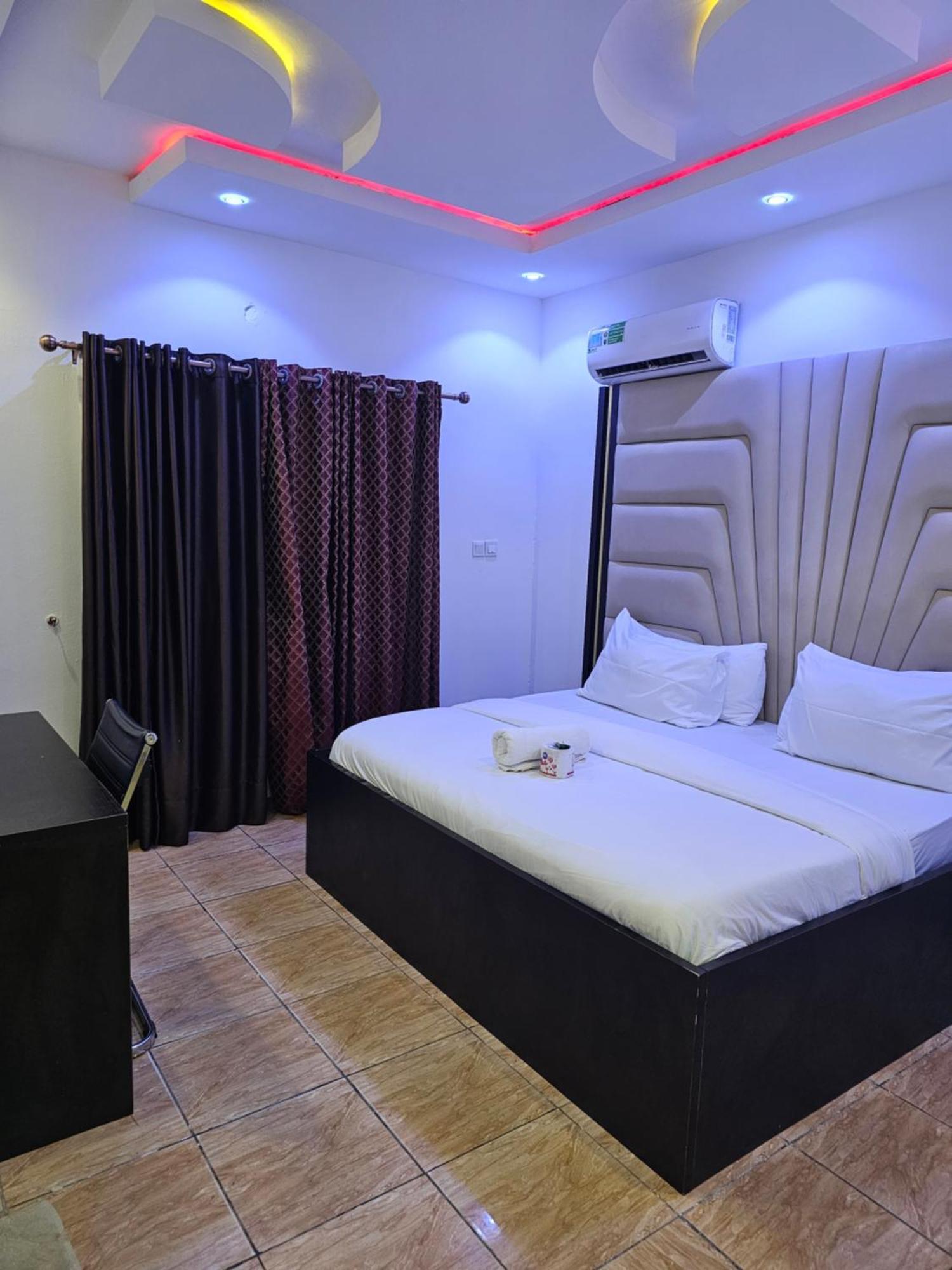 Vhs Vinchee Suites Lagos Extérieur photo