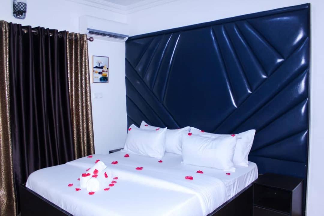 Vhs Vinchee Suites Lagos Extérieur photo